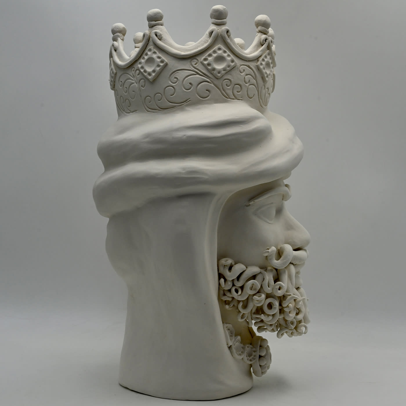 Maure‑Kopf graue Skulptur