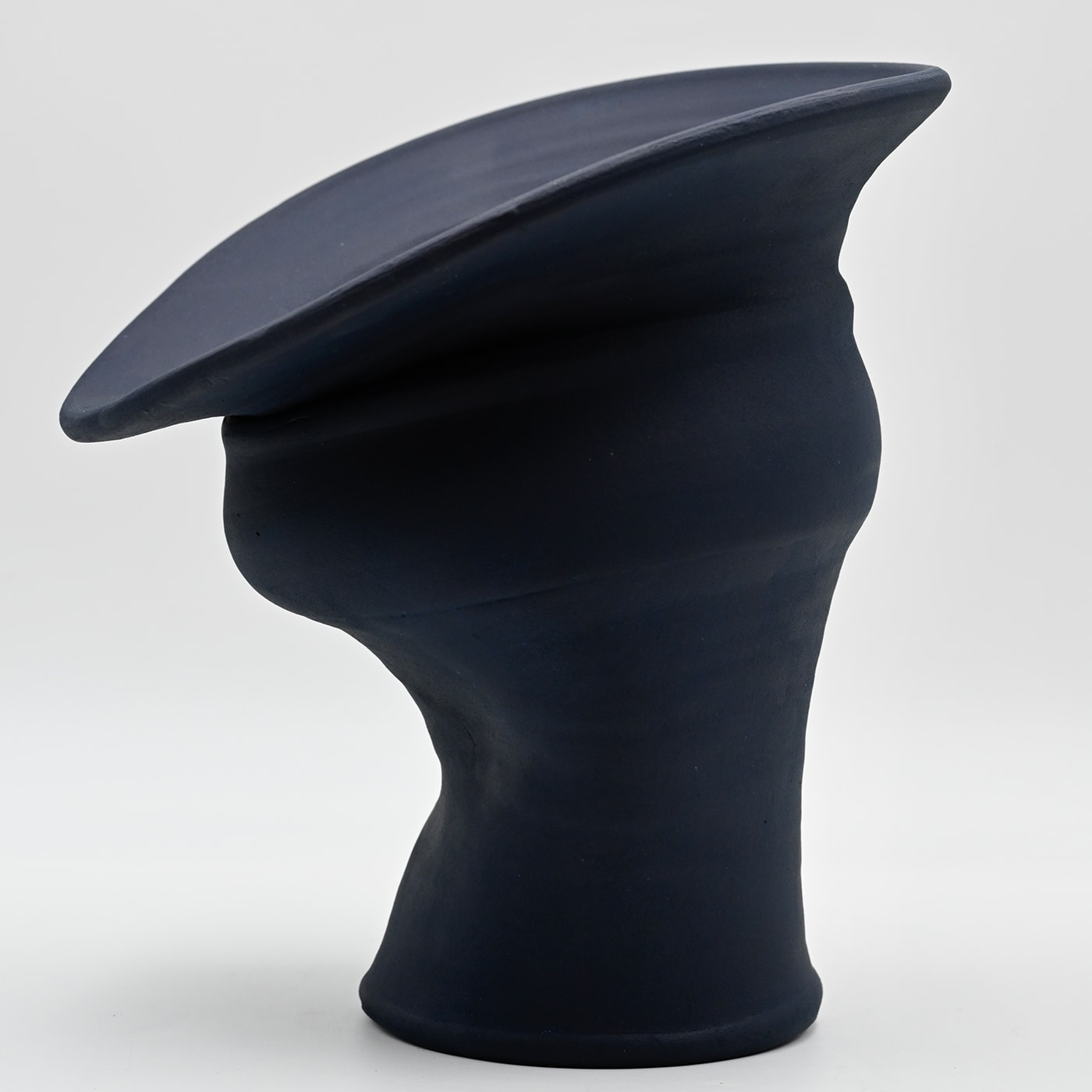 Blaue handgeformte Vase