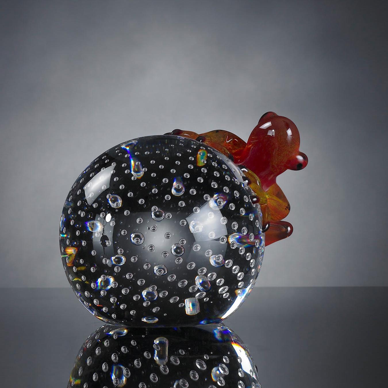 Roter Frosch auf Kugel Figur