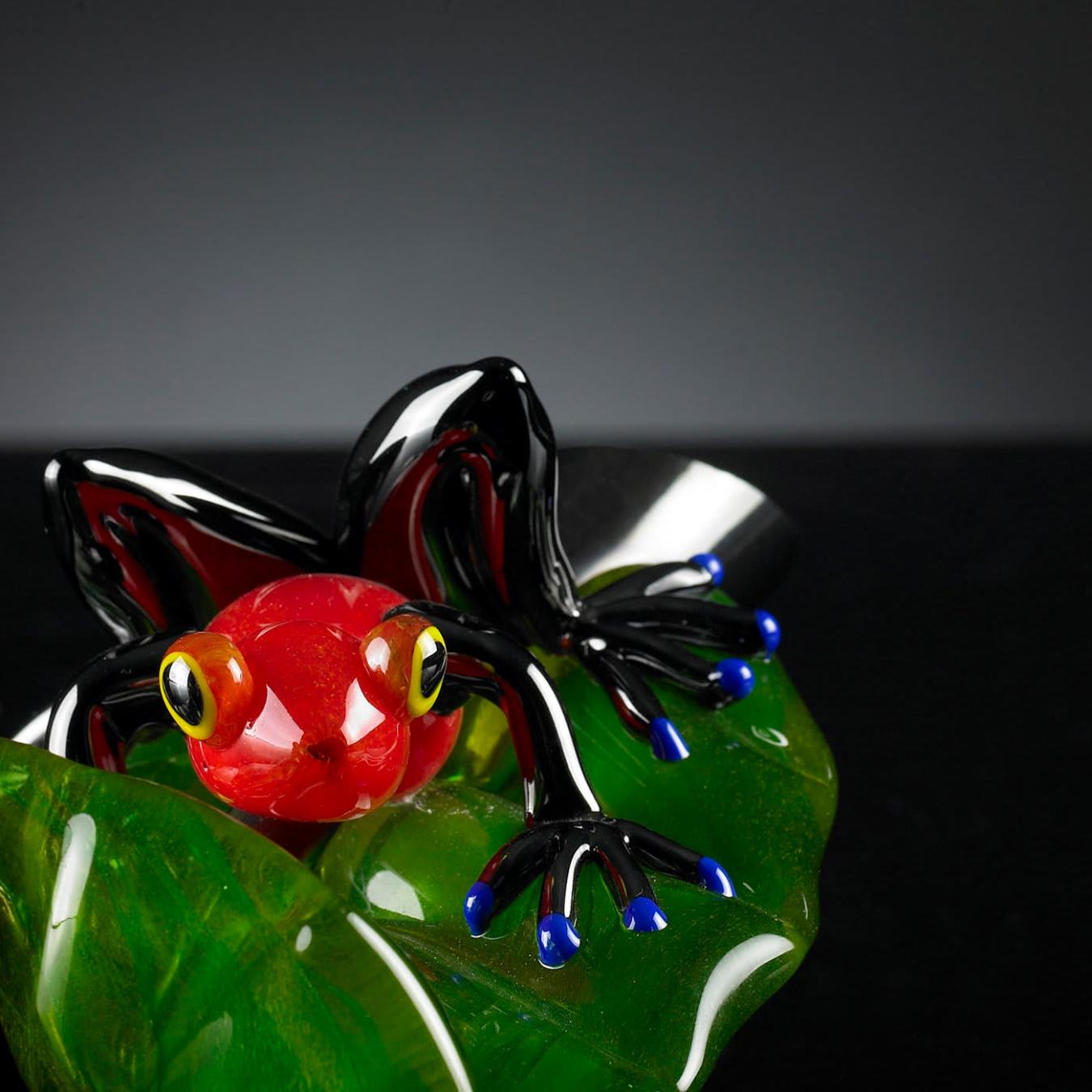 Roter Frosch auf Blatt Figur