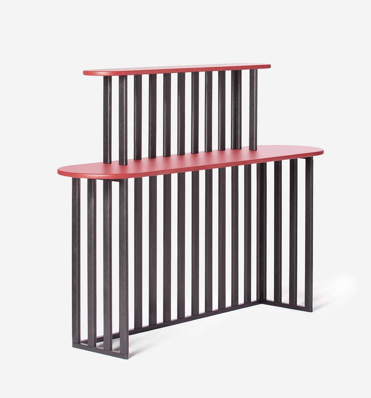 Schwarz-roter zweistöckiger Konsolentisch