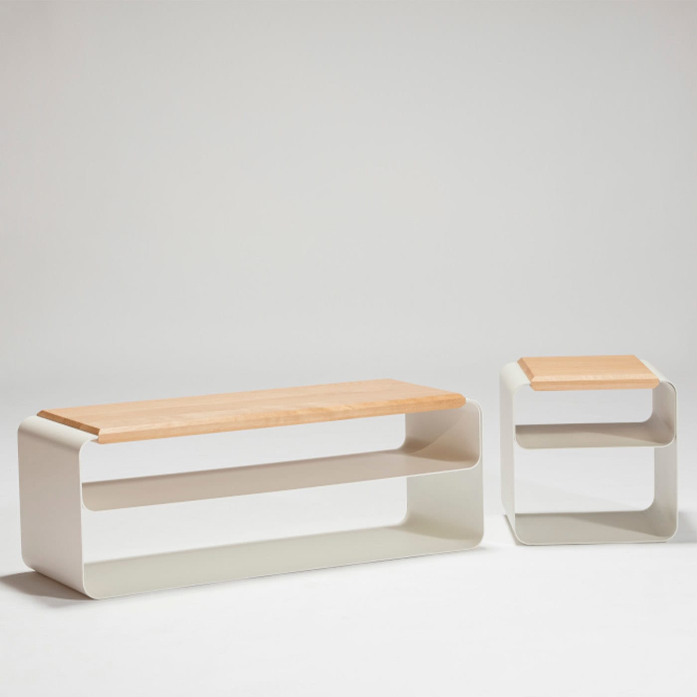 Minimalistischer Holz-Metall-Hocker