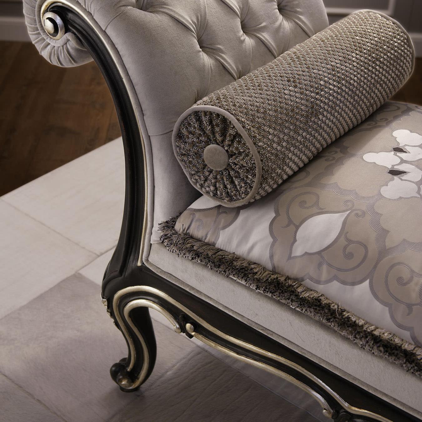 Chaiselongue mit Silberblattdekor