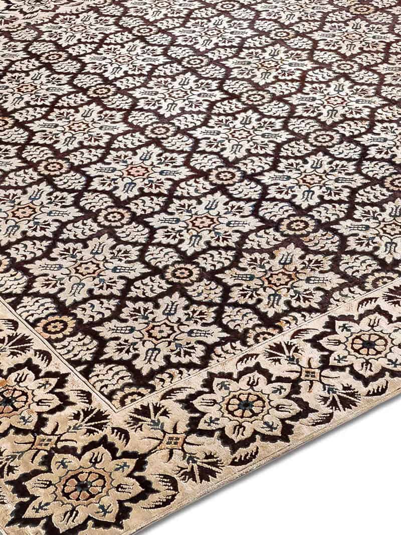 Tiles Original auf Tiefviolett Teppich