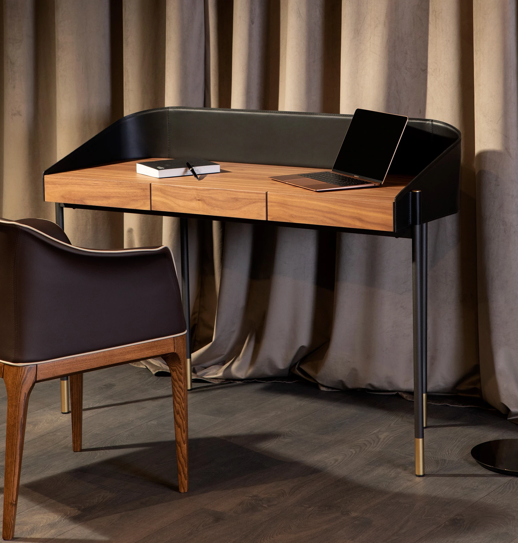 Ledor Schreibtisch - 1