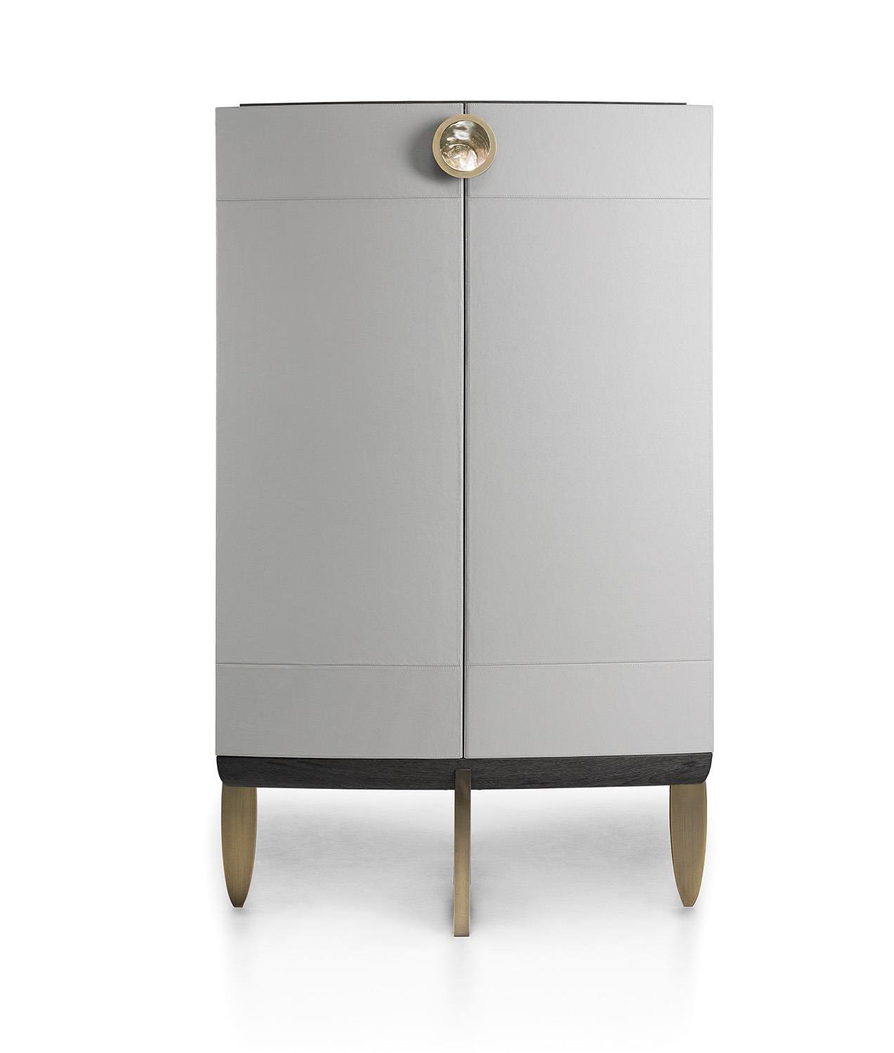 Schrank mit Perlmutt‑ und Bronze­details