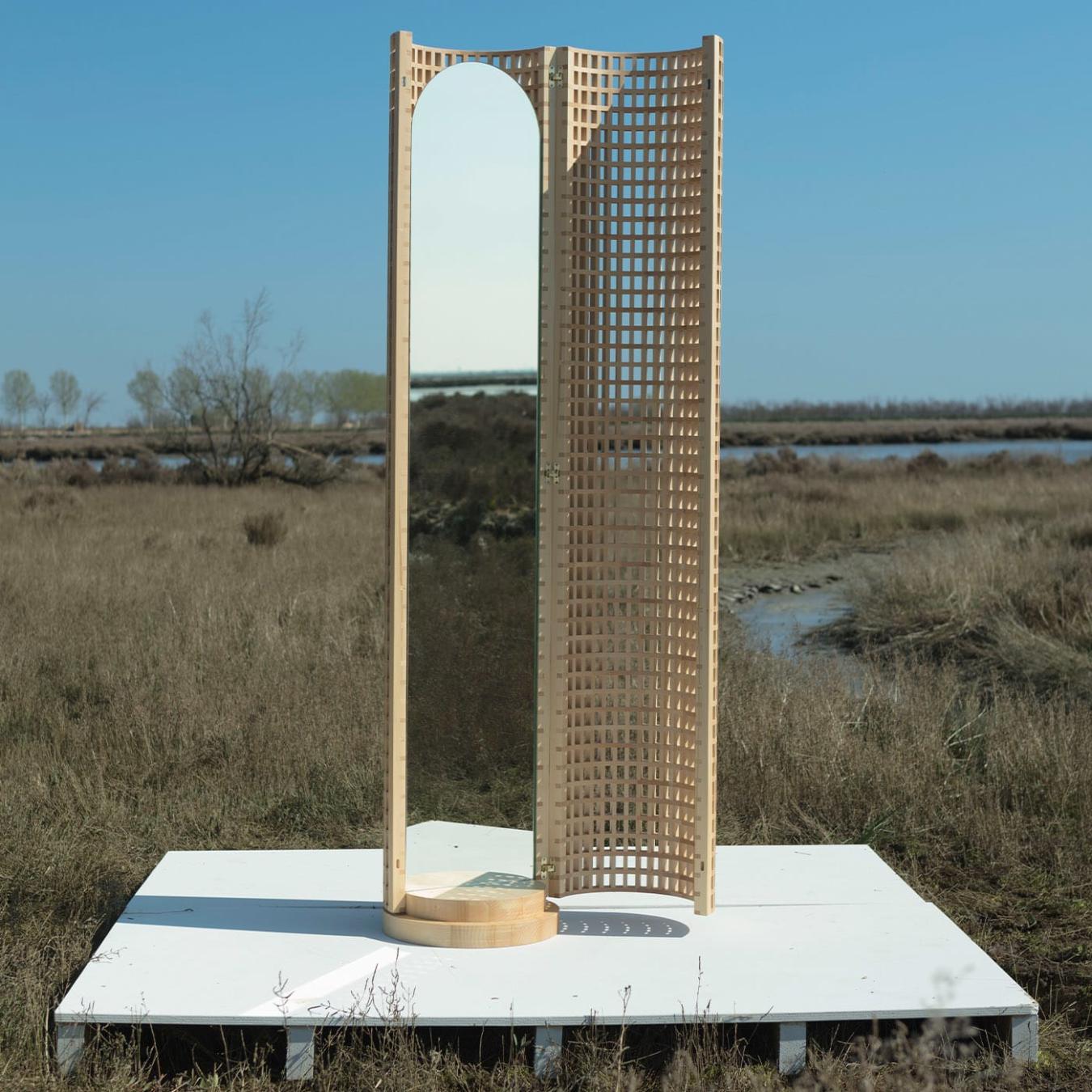 Kunsthandwerklicher Holz-Standspiegel