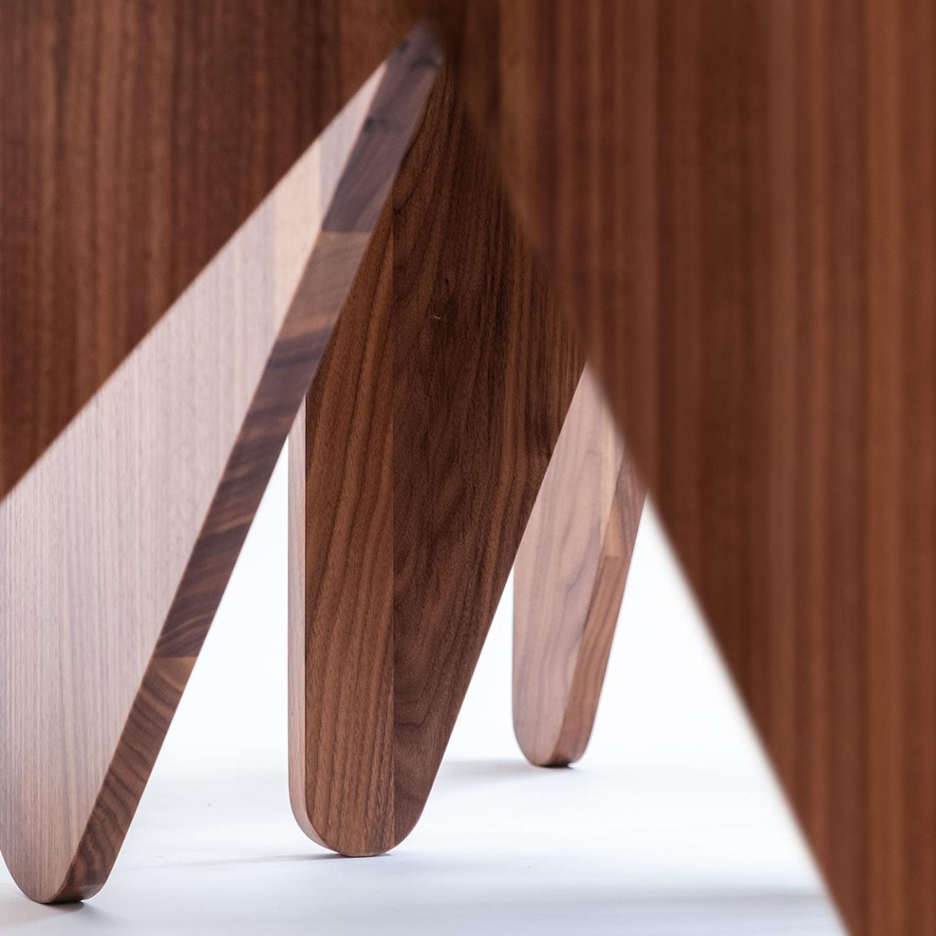 Mittelgroßer niedriger Holztisch