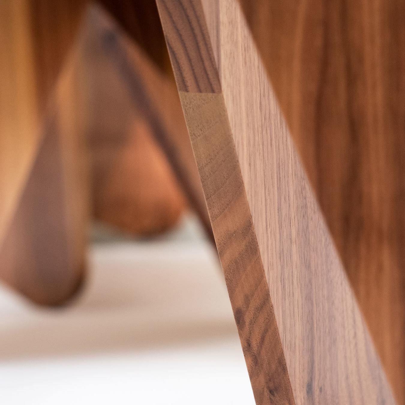 Mittelgroßer niedriger Holztisch