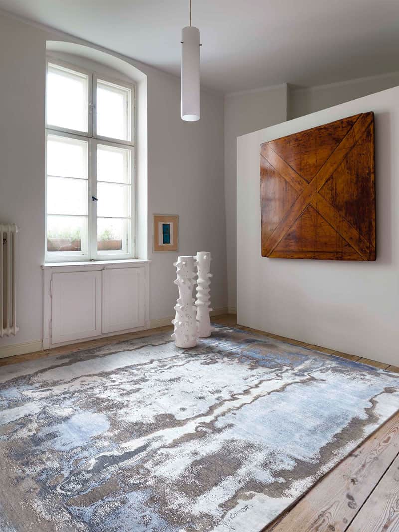 Silver Blue auf Grau Teppich