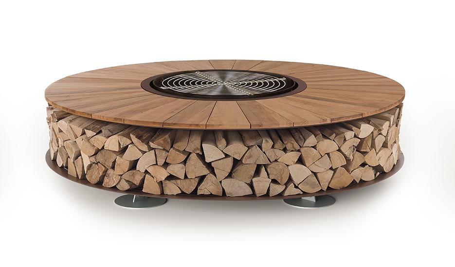 Zero Holz‑Feuerstelle | Fertigstellung: Kastanienholz | Dimensions: Ø 300 cm