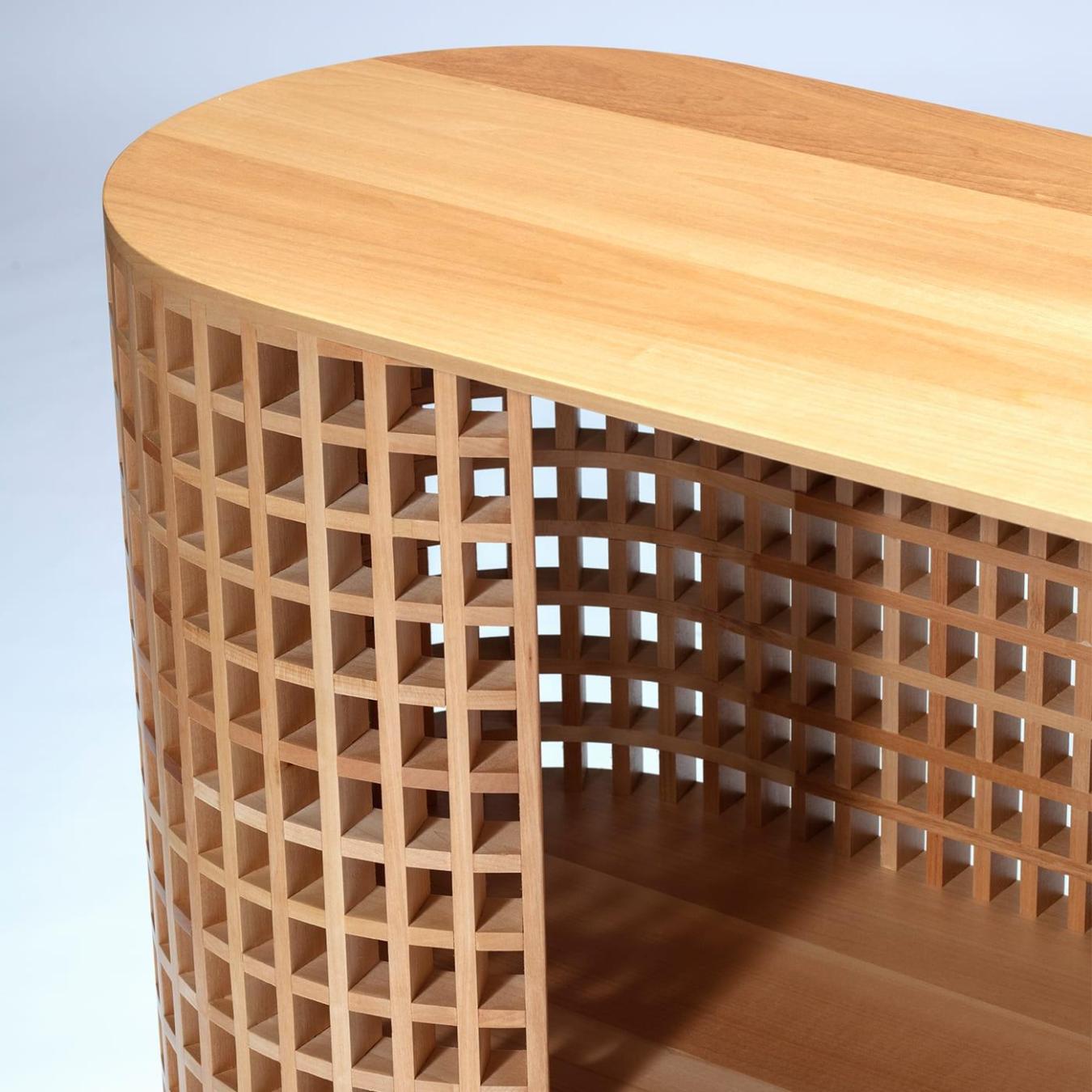 Strukturierter Holzschrank