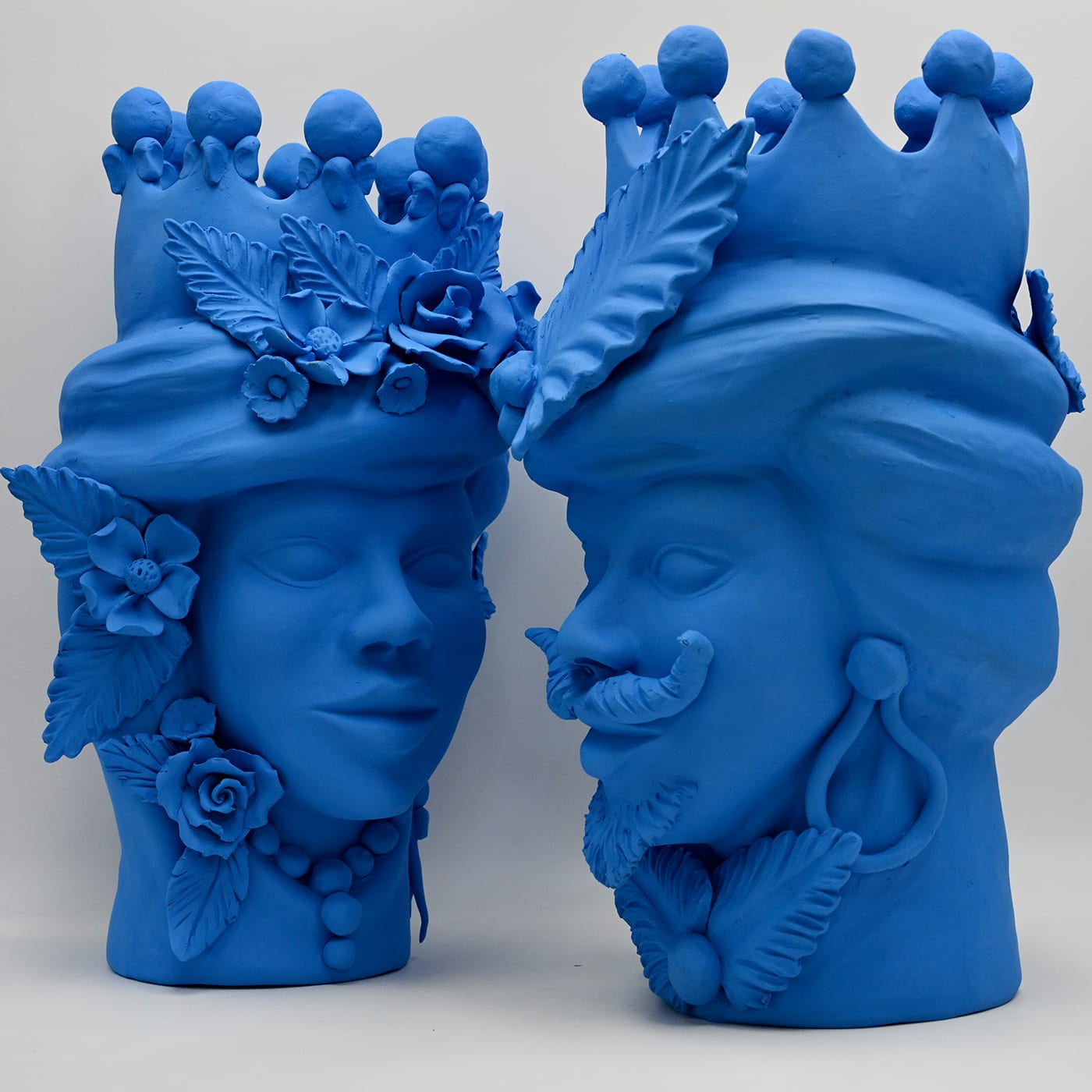 Maure‑Kopf blaue Skulptur