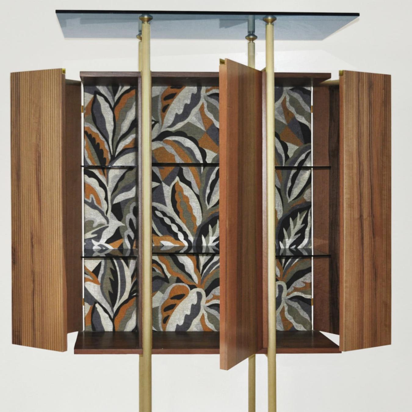 Minimalistischer Holzschrank