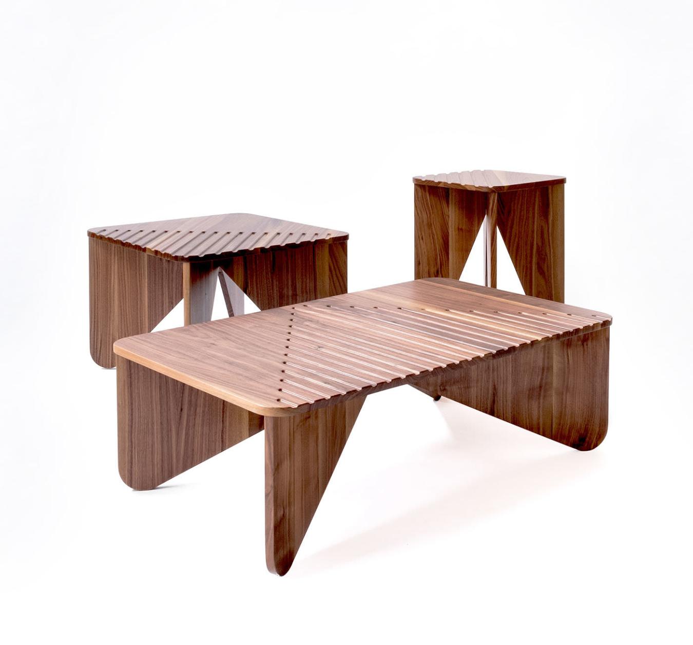 Kleiner niedriger Holztisch