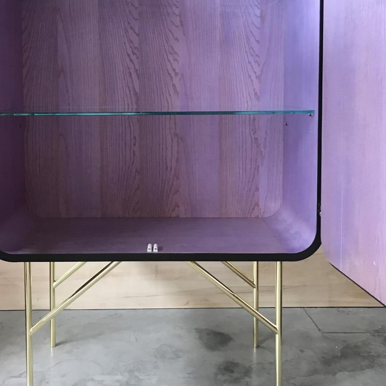 Zeitgenössischer Holzschrank