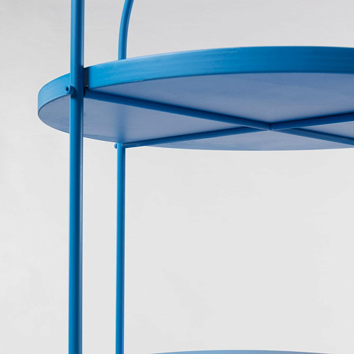 Blaues lackiertes Bücherregal