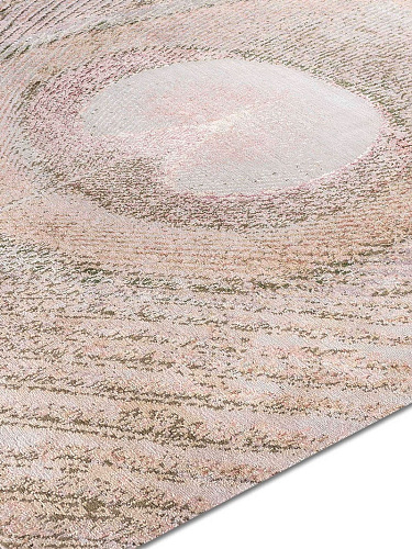Feathers Mr Big Pastel auf Pink Teppich