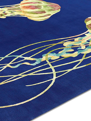 Jellyfish Faded Yellow auf Midnight Blue Teppich