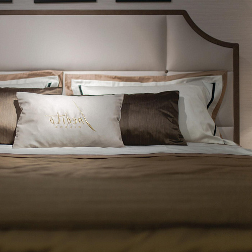 Tiffany Handgefertigtes zeitgenössisches Bett