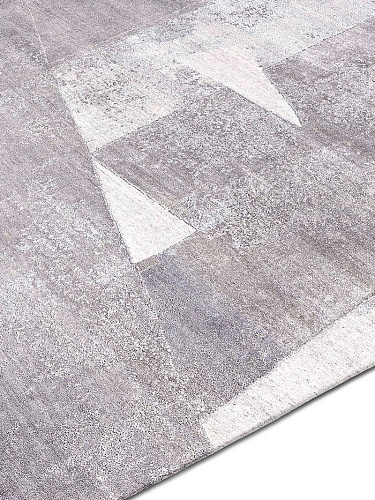 Snow Silver auf Hellgrau Teppich