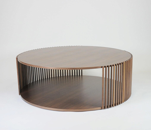 Mittelgroßer Holz-Couchtisch