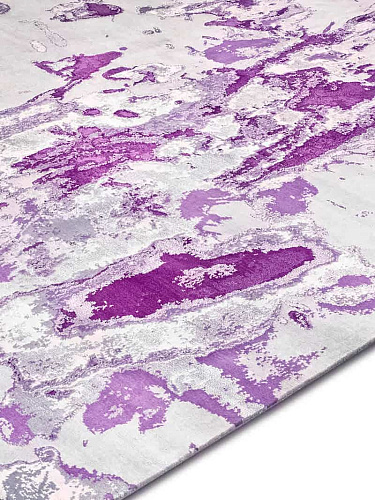 Two Tones Purple Mauve auf Hellgrau Teppich