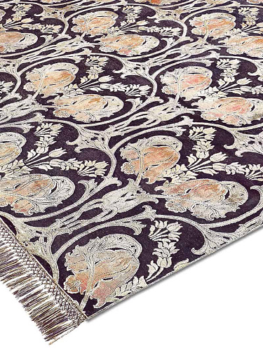 Mary Original auf Tiefviolett Teppich