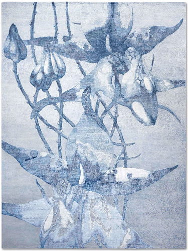 Orchid Blue auf Blau‑Grau Teppich