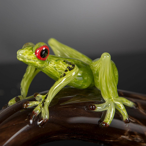 Glasfrosch auf Ast Figur