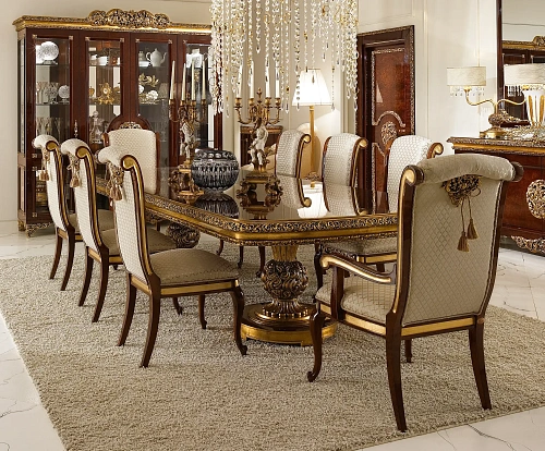 Klassischer Stuhl mit Armlehnen