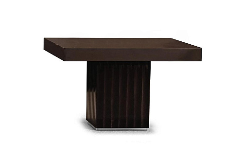 Couchtisch mit feiner Holzplatte und Metallfüßen