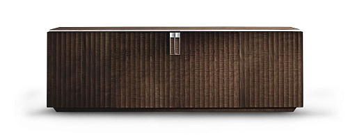 Großes vier­türiges Buffet mit feinem Holz, Leder und Chrom