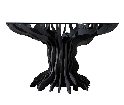 Schwarzer Tisch mit Glasplatte