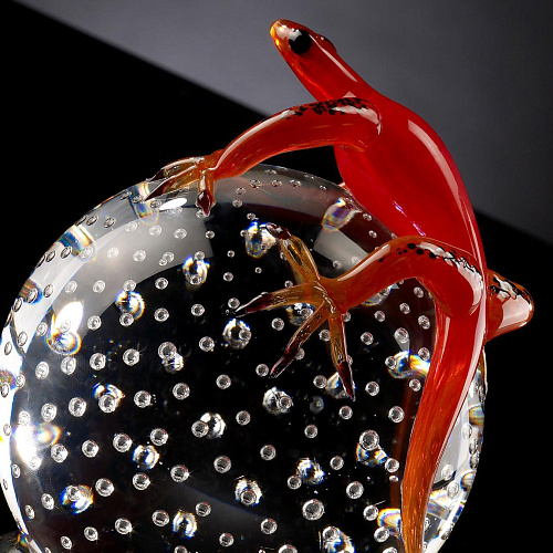 Gecko auf Kugel Figur