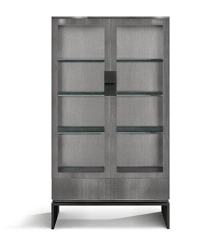 Zedernfurnier‑Vitrine mit Schublade und Metallfußakzenten