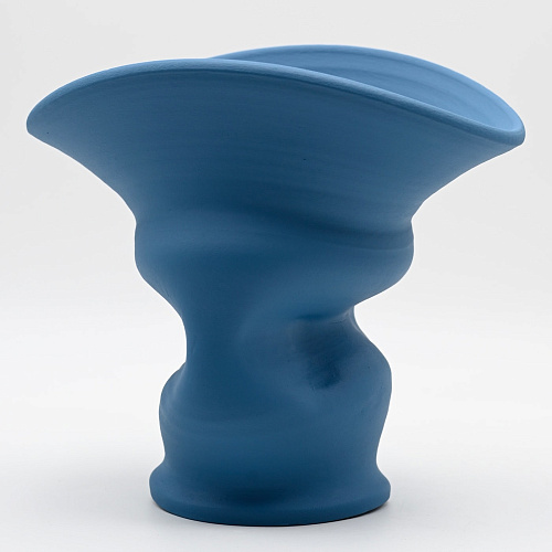 Hellblaue handgeformte Vase