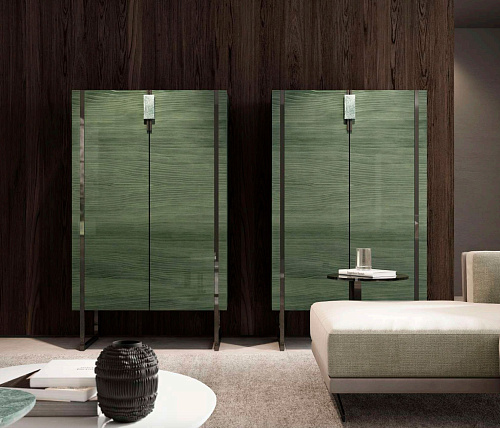 Italienischer Holzschrank mit Beleuchtung