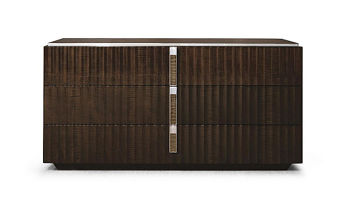 Kommode mit drei Schubladen und feinen Holz‑Leder-Highlights