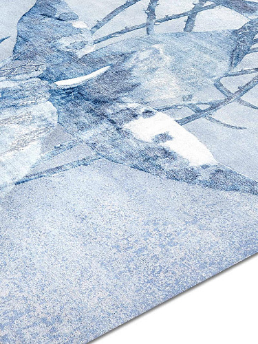 Orchid Blue auf Blau‑Grau Teppich