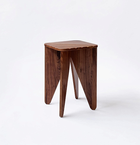 Kleiner niedriger Holztisch