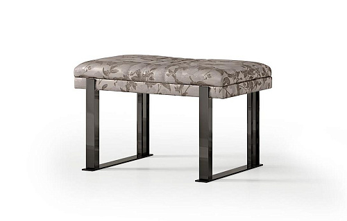 Pouf mit zwei Metallbeinen