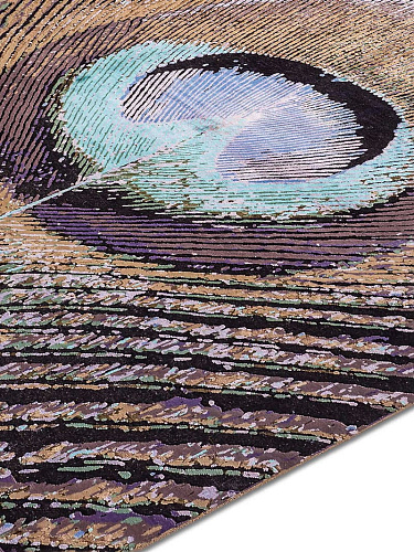 Feathers Mr Big Original auf Tiefviolett Teppich
