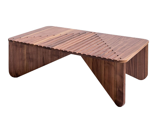 Großer niedriger Holztisch