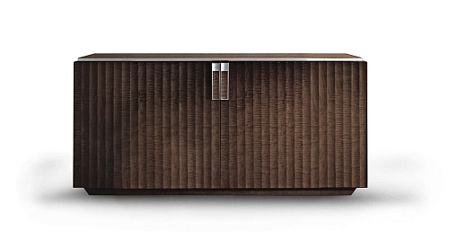 Feines zweitüriges Buffet mit Leder- und Chromakzenten