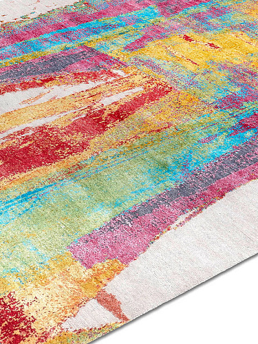 Love Joy auf Hellgrau Teppich