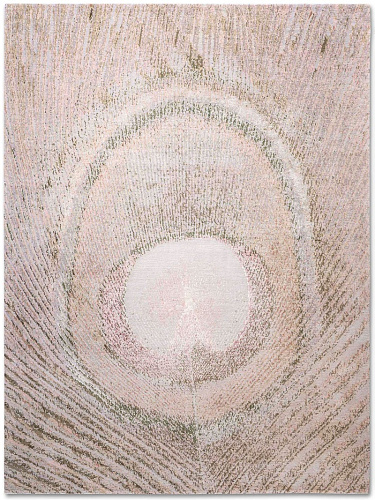 Feathers Mr Big Pastel auf Pink Teppich