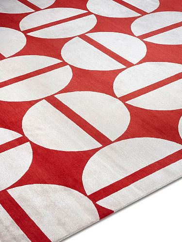 Circle Cream auf Rot Teppich