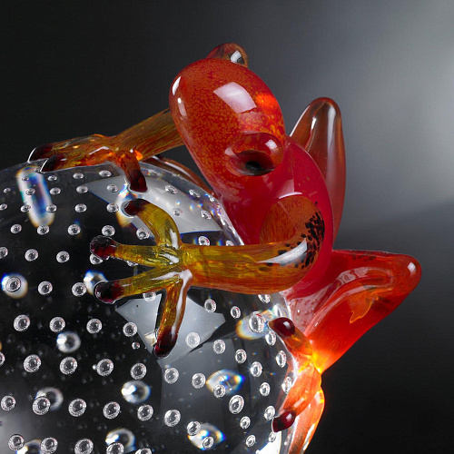 Roter Frosch auf Kugel Figur