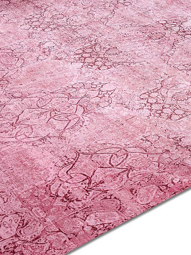 Tone to Tone auf Rosa Teppich